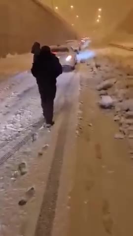 Γονιός πήρε το παιδί του αγκαλιά και περπάτησε 2,5 χιλιόμετρα στην Αττική Οδό!