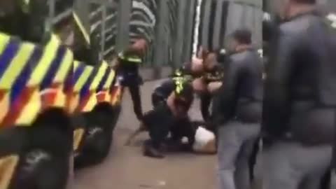 🇳🇱 Pictures don't lie. The police are at war with the people