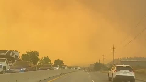 Drivers DESPERATE to Flee Fires in Kelowna, BC!