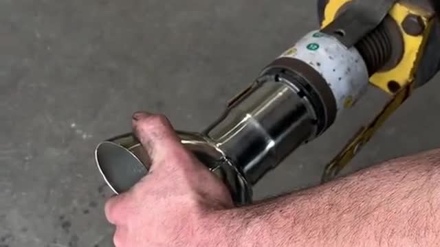 The pipe fittings connect the car pipe machine