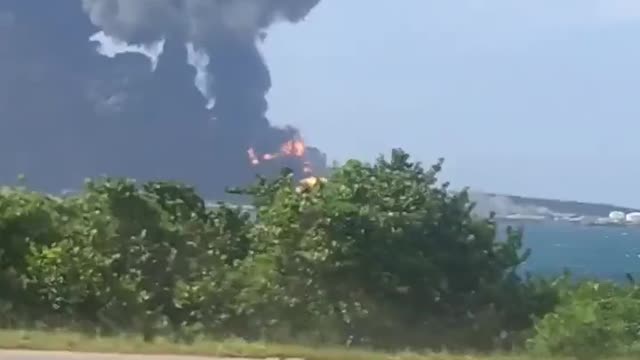 Cuba: third oil tank ignites as firefighters struggle to extinguish blaze