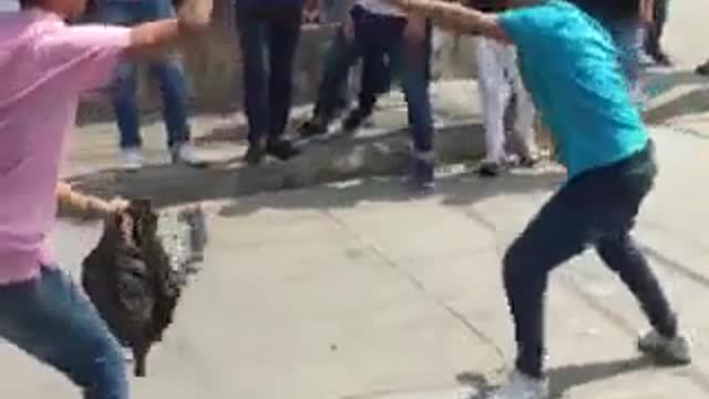 Video: dos jóvenes se enfrentan a cuchillo en el barrio España