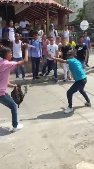 Video: dos jóvenes se enfrentan a cuchillo en el barrio España