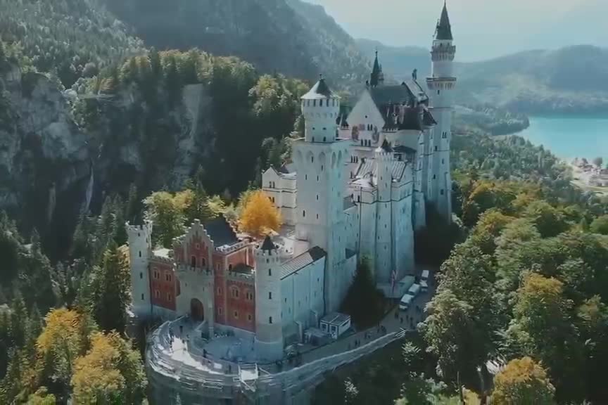 The castle standing on the high ground in the deep forest is beautiful no matter how you look at it