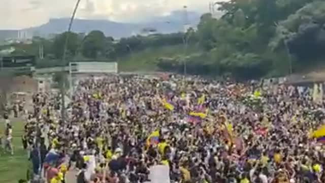 e desarrollan las manifestaciones por la autopista entre Bucaramanga y Floridablanca