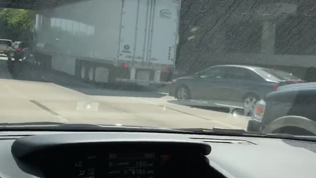 Guy Makes People Smile By Playing Rock Paper Scissors In Traffic