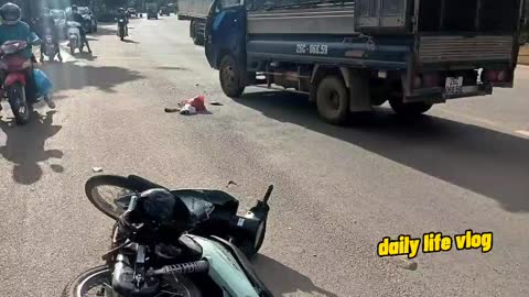 Trucks between motorcycles collided head-on in a terrible accident