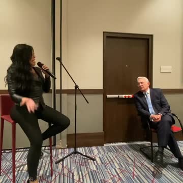 Marbelle le cantó a Álvaro Uribe en su cumpleaños; él le respondió con poemas