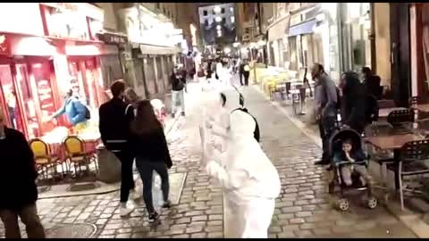 Les Masques Lyon Action Pancartes Die Dead 13 Octobre