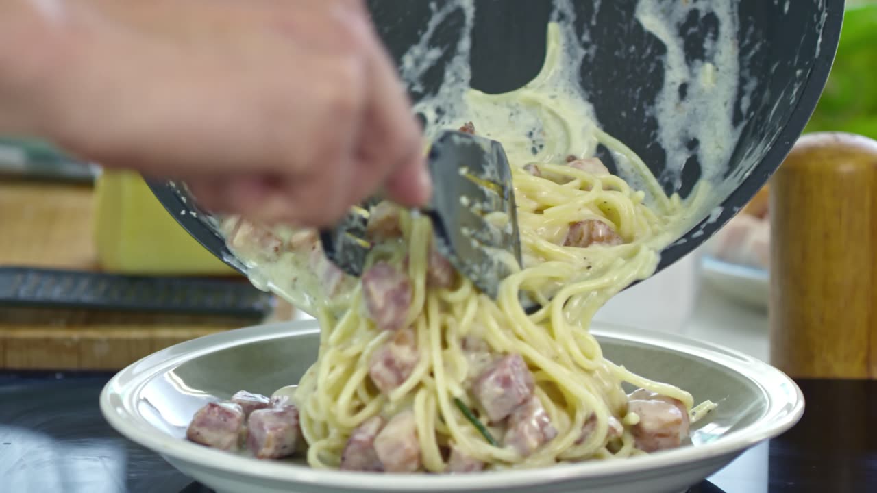 Preparing and serving delicious spaghetti carbonara - 4K UHD