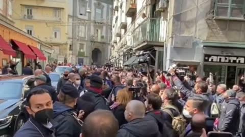 Furious Pro-Freedom Italians Sourround PM Draghi At Restaurant