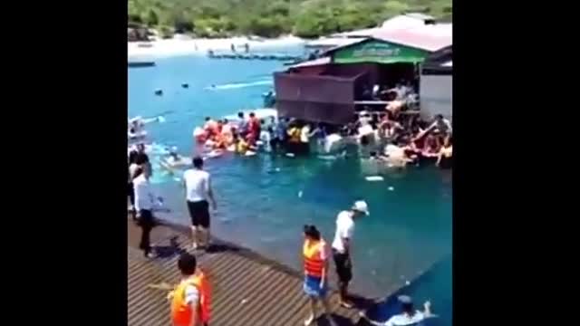 floating restaurant collapsed in Ninh Thuan, Vietnam 300 people crashed into the sea