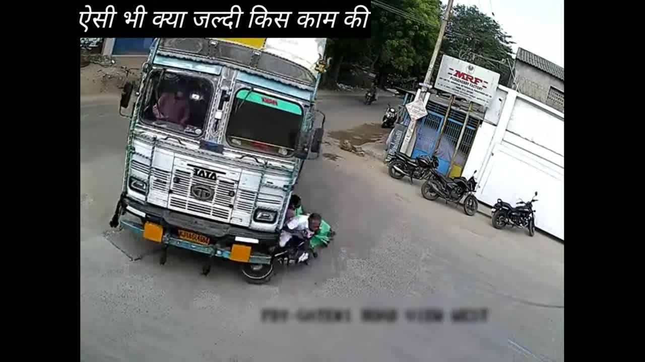 LIVE ACCIDENT VIDEOS TRUCK AND BIKE Accident bike wale Ki laparwahi unseen road accident