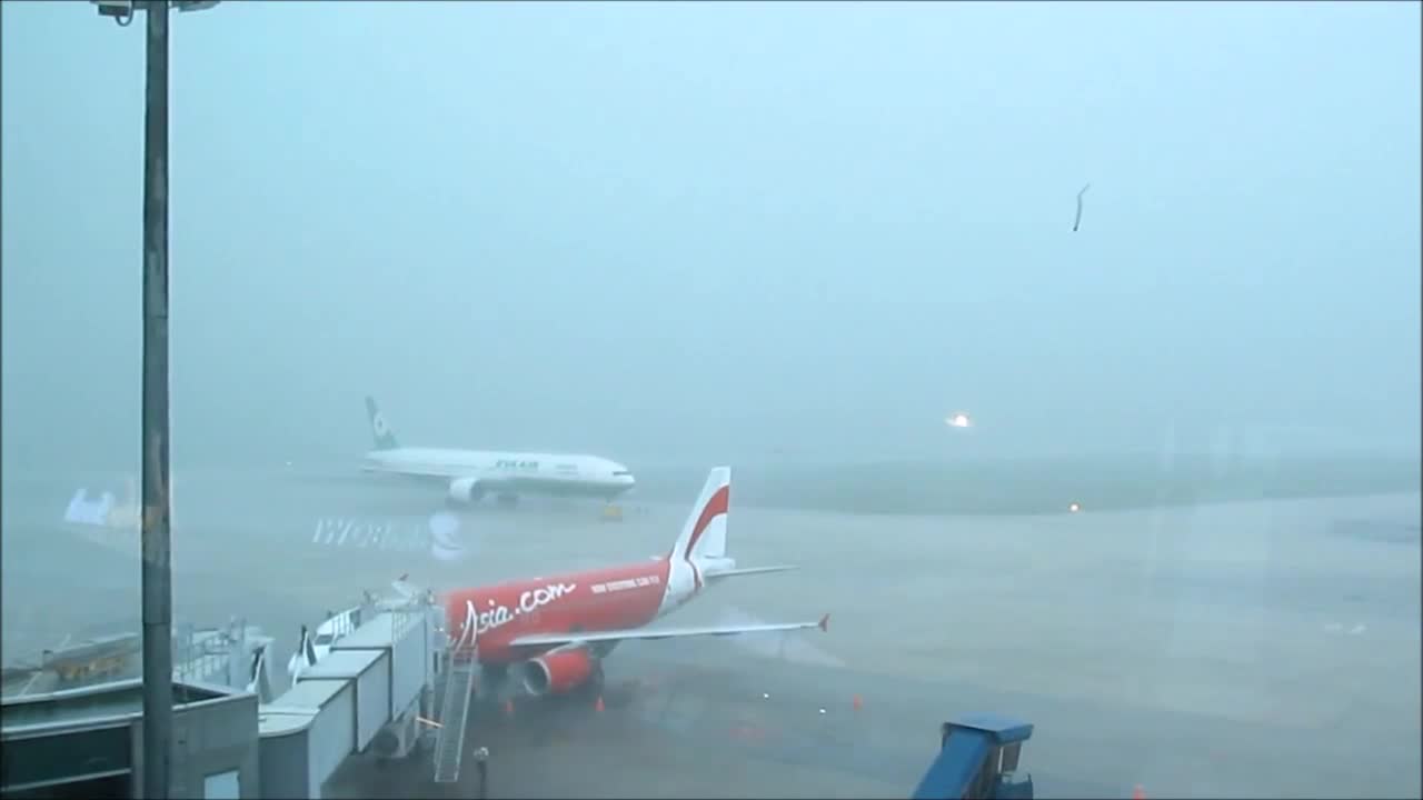 Vietnam, HCMC - airport heavy rain 2013-06