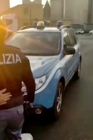 Pattuglia della polizia porta la colazione ai portuali