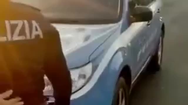 Pattuglia della polizia porta la colazione ai portuali