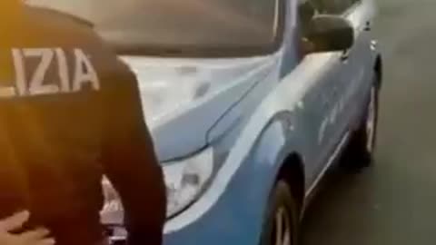 Pattuglia della polizia porta la colazione ai portuali