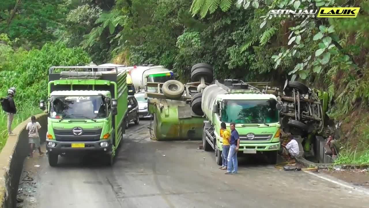 Being caught is a clear sign of an accident on an incline in Indonesia