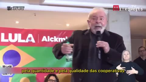 Fotógrafo tenta tirar garrafa de água das mãos de Lula e ex-presidente o repreende
