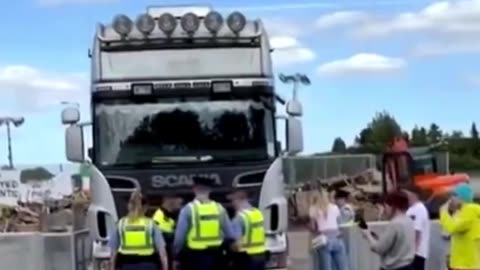 Brave Irish woman wants to stop construction of reception centers for fake