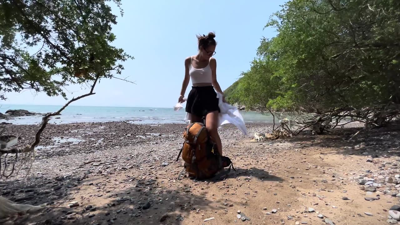 SOLO BEAUTIFUL CAMPING LONELY YOUNG GIRL WATERFAL