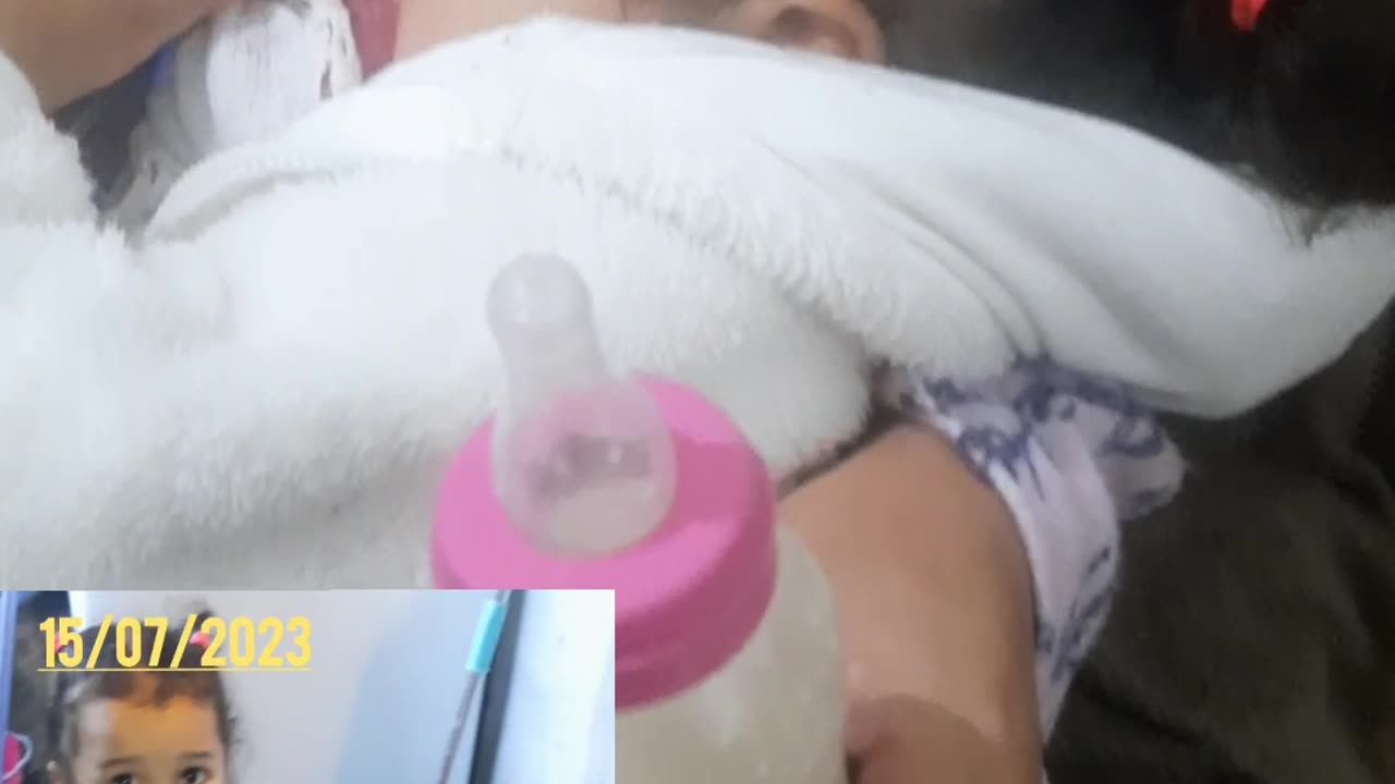 Laura não larga o celular