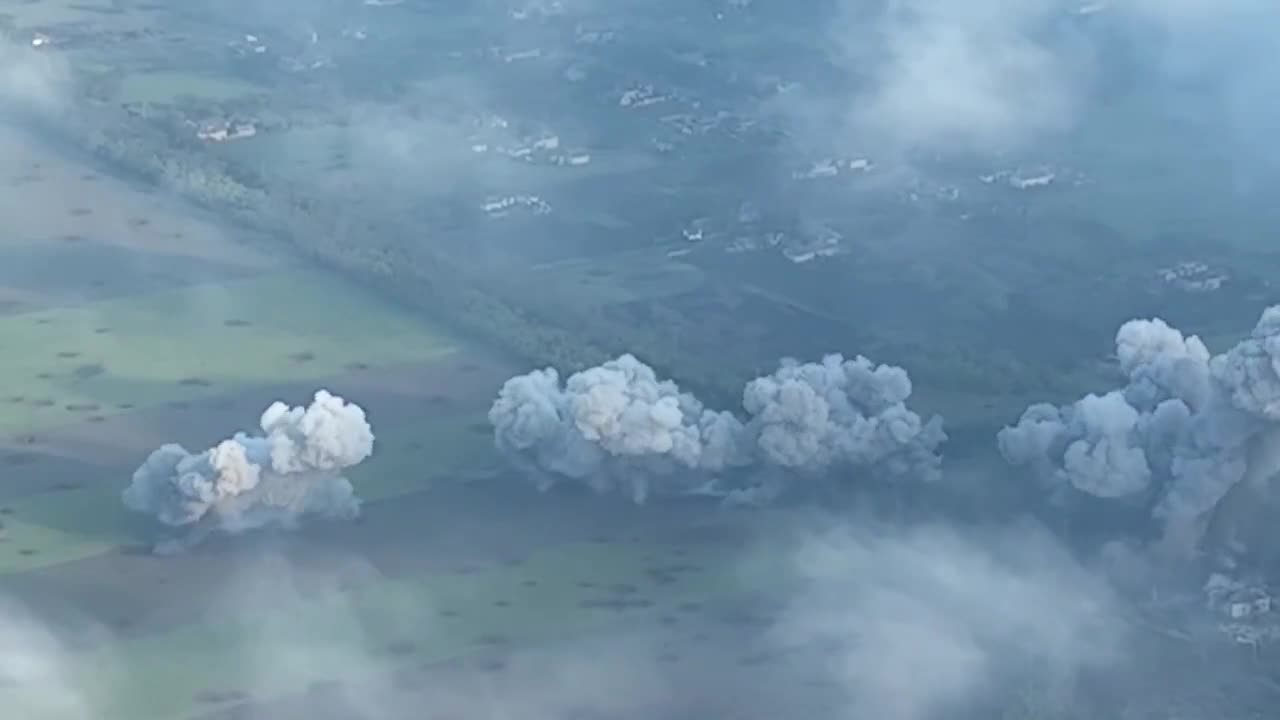 Raketomet Tos 1A Solncepjok vypaluje pozice ukrajinské armády na Donbase