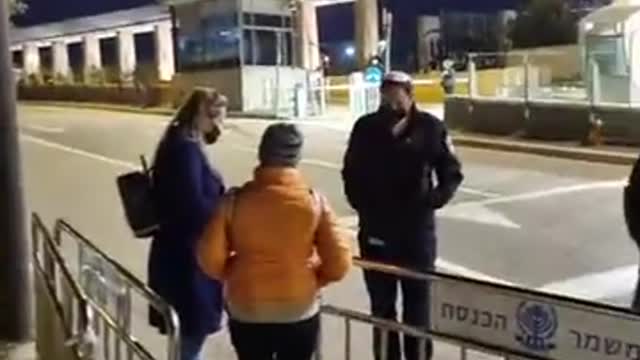 ,עיתונאיות של גלי צה"ל מתנהגות יותר גרוע מהכתבים בעיתון הרוסי "פראוודה" בשנות בהשבעים, הידועים לשמצה