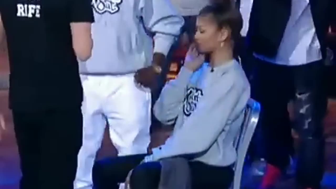 Zendaya looked at him☝️ like no touches😵😵😵
