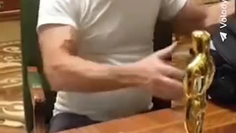 Actor Sean Penn gives hisOscar to Zelensky
