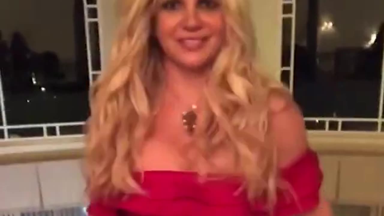 Friendship is over Why Britney Spears didn't come to the Paris Hilton's wedding 😢