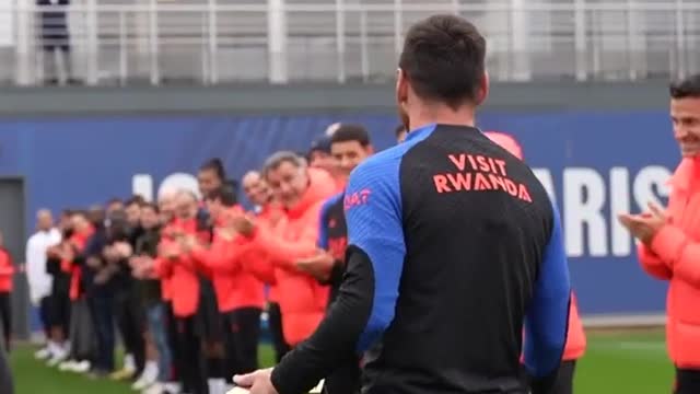 Leo Messi back to the club with his team mates.
