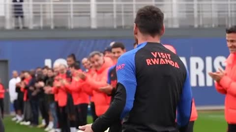 Leo Messi back to the club with his team mates.
