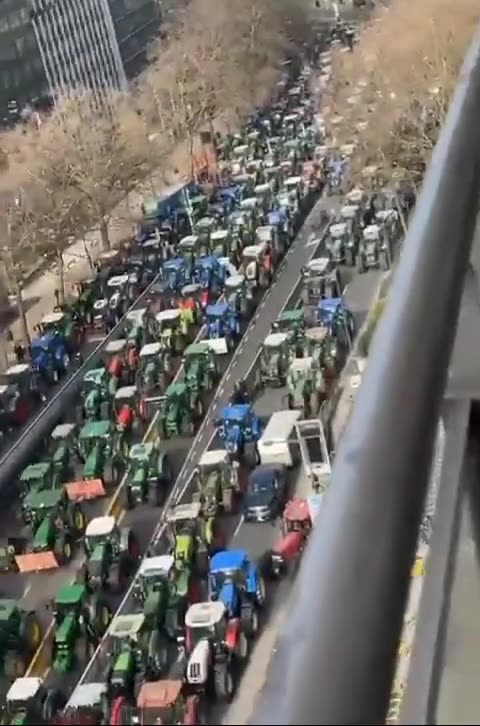Brussels - EU headquarters: Stunning scenes, more than 2700 tractors in Brussels
