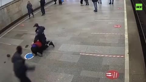 Russian Cops attempt to arrest a man for not wearing a mask in Moscow Metro - Published yesterday