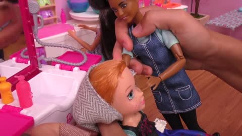 At the Salon ! Elsa and Anna toddlers - haircut - spa - massage - Barbie is the hairstylist - relax