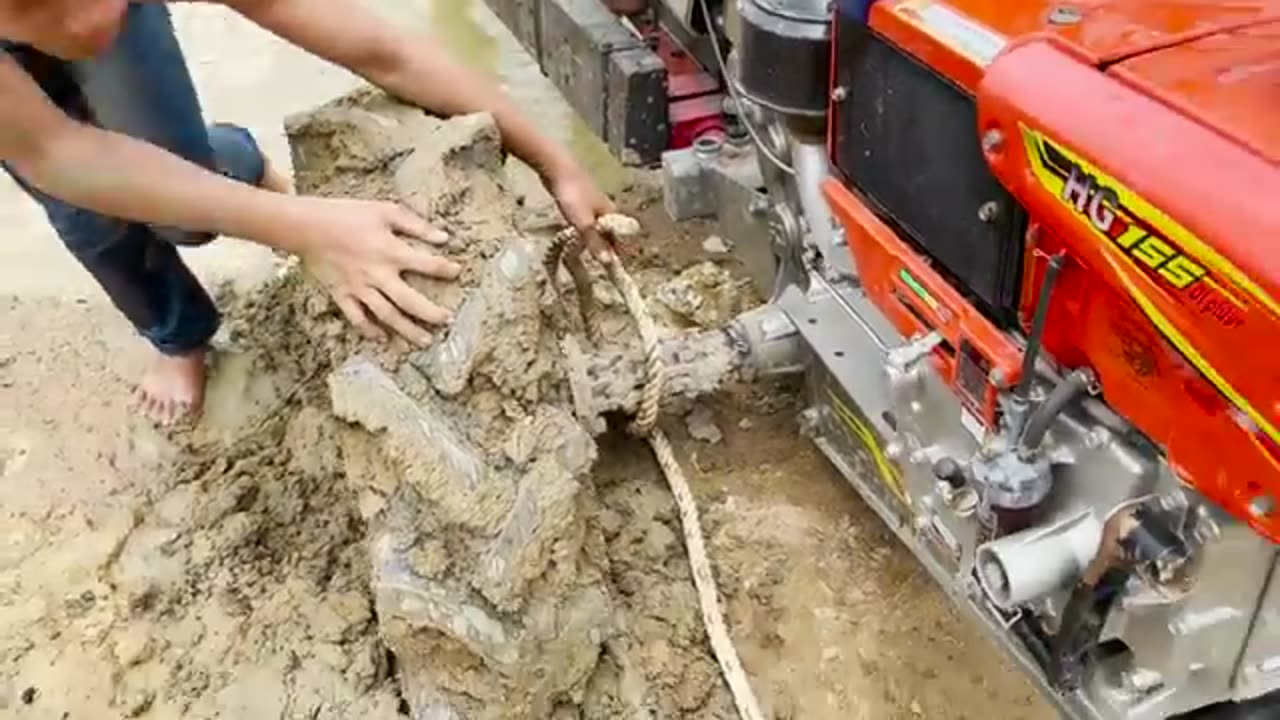 _79-driver tractor go transport water at the river(360P).mp4