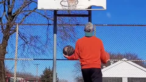 Nobody: Me shooting around: