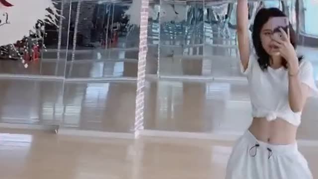 Lớp sáng hay lớp tối mình đều là cô giáo hiền dịu nói nhỏ mẫu mực ^^