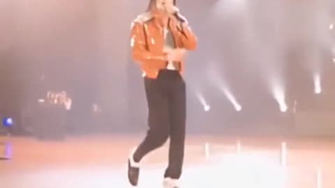 macheal jakson performs