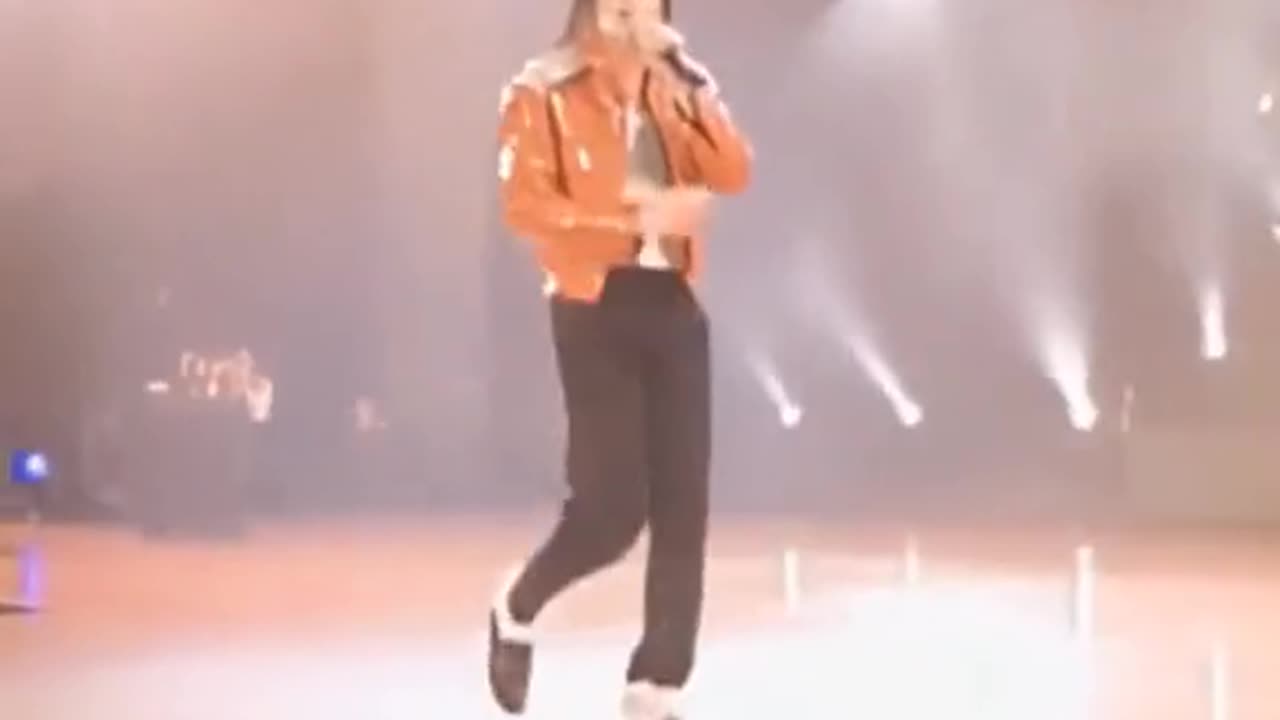 macheal jakson performs