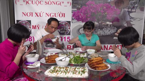 BỮA ĂN ĐẠM BẠC CỦA GIA ĐÌNH BÁNH HỎI CHẠO TÔM VÀ RAU HÁI SAU VƯỜN TRONG MÙA ĐẠI DỊCH CORONA