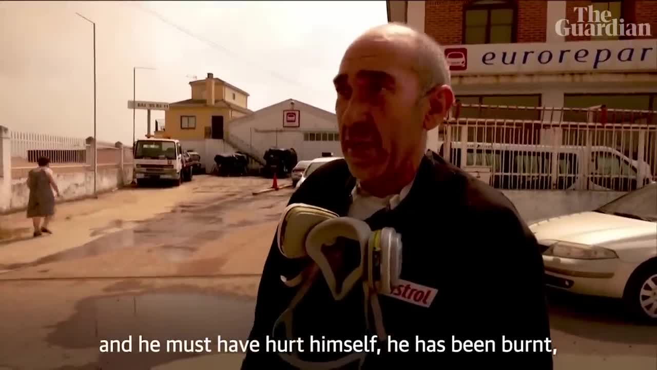 Spain: man caught in wildfire escapes with clothes ablaze