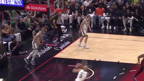 NBA - Caleb Martin shoots from behind the backboard as the clock expires 😱 Heat-Celtics