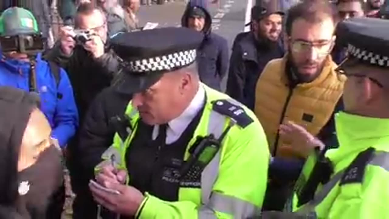 POLICE INTERVENE AND EJECT ANOTHER MAN FROM THE PARK #METPOLICE