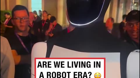 2Chainz meets the new Tesla bot 😲