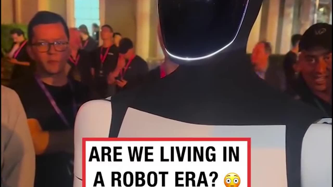 2Chainz meets the new Tesla bot 😲