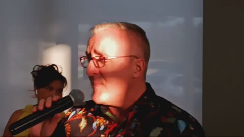 Orang bule nyanyi lagu Batak, Madua Holong