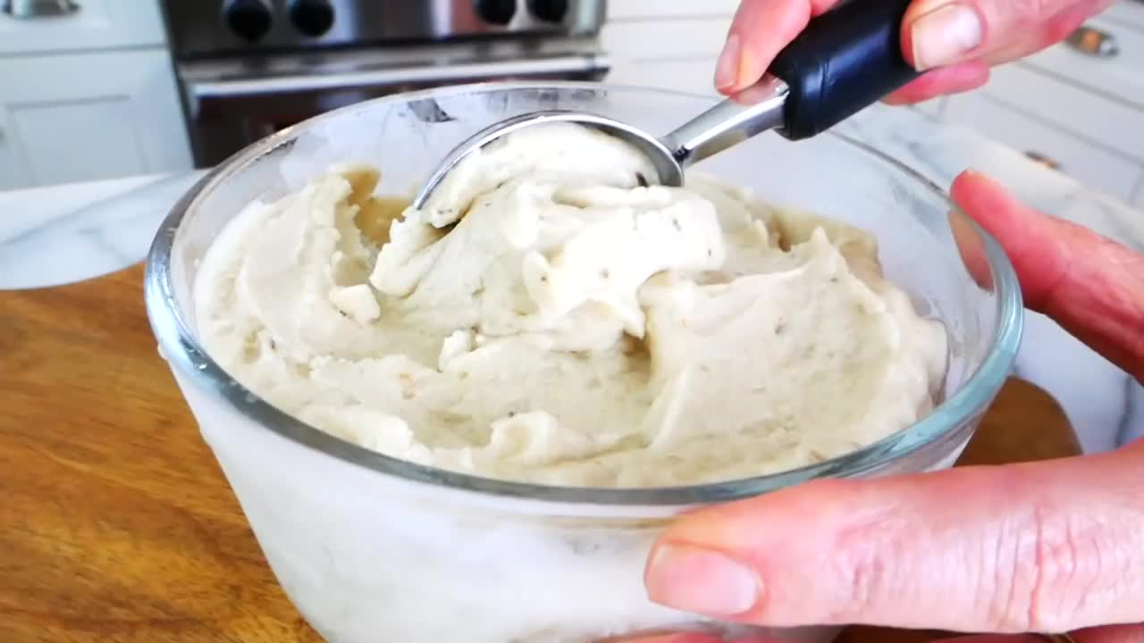 HOMEMADE BANANA ICE CREAM