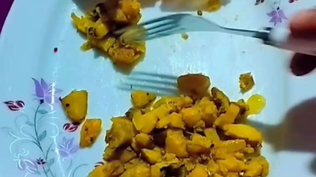 How many pieces of potato are fried in a bowl?